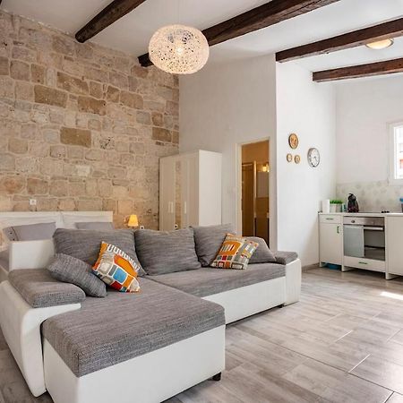 Apartments Martinis Βις Εξωτερικό φωτογραφία