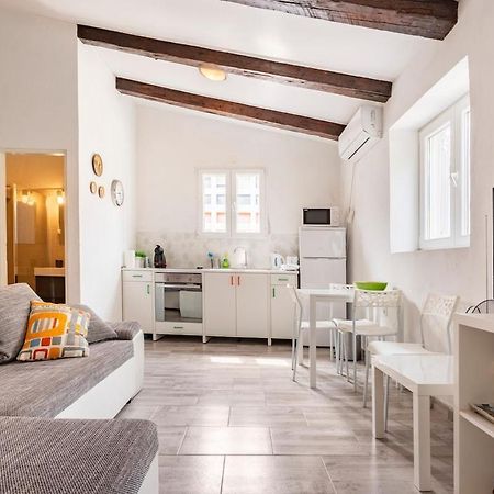Apartments Martinis Βις Εξωτερικό φωτογραφία