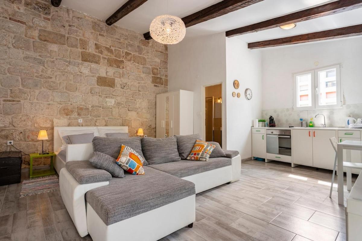 Apartments Martinis Βις Εξωτερικό φωτογραφία