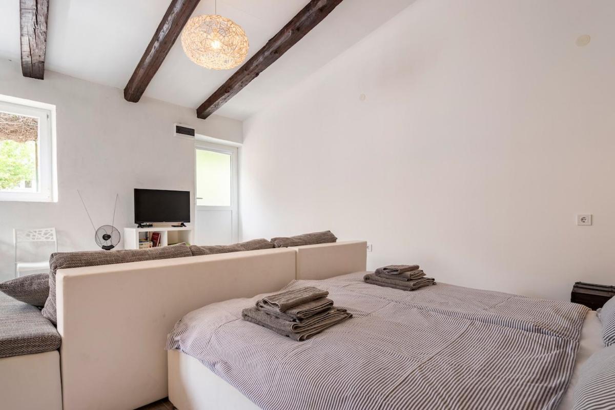 Apartments Martinis Βις Εξωτερικό φωτογραφία