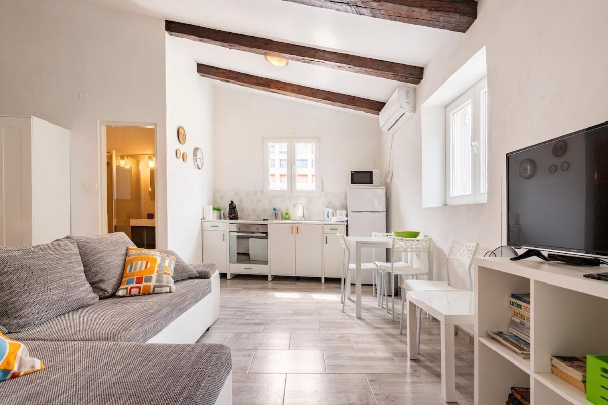 Apartments Martinis Βις Εξωτερικό φωτογραφία