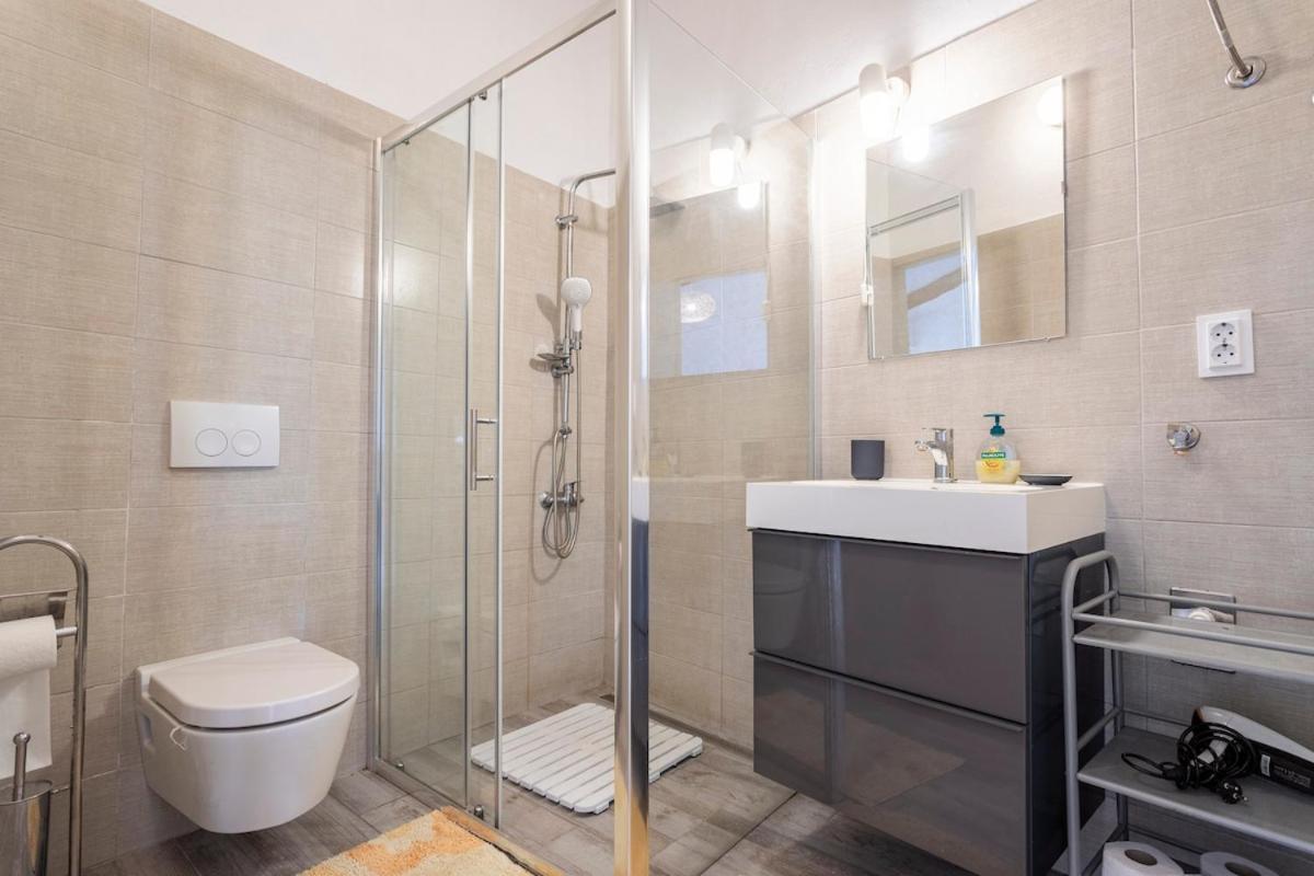Apartments Martinis Βις Εξωτερικό φωτογραφία