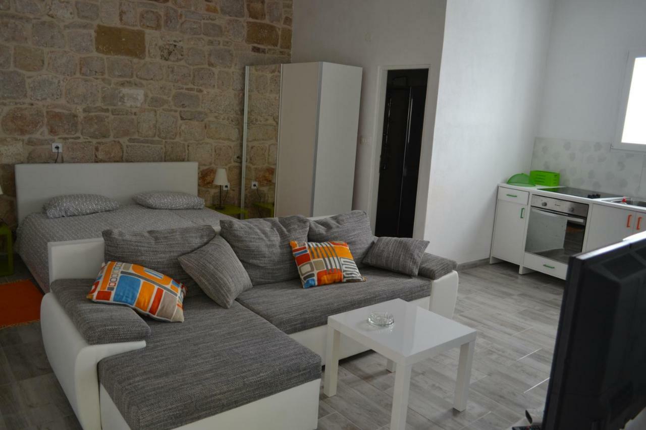 Apartments Martinis Βις Εξωτερικό φωτογραφία