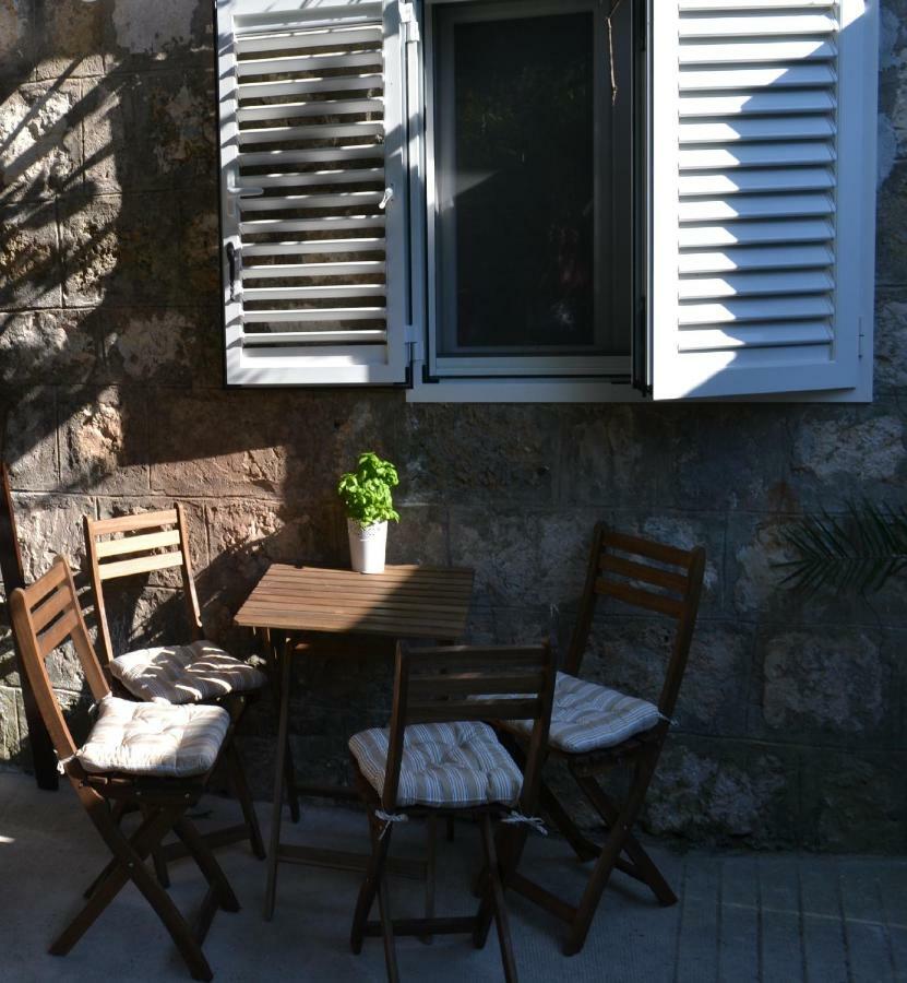 Apartments Martinis Βις Εξωτερικό φωτογραφία