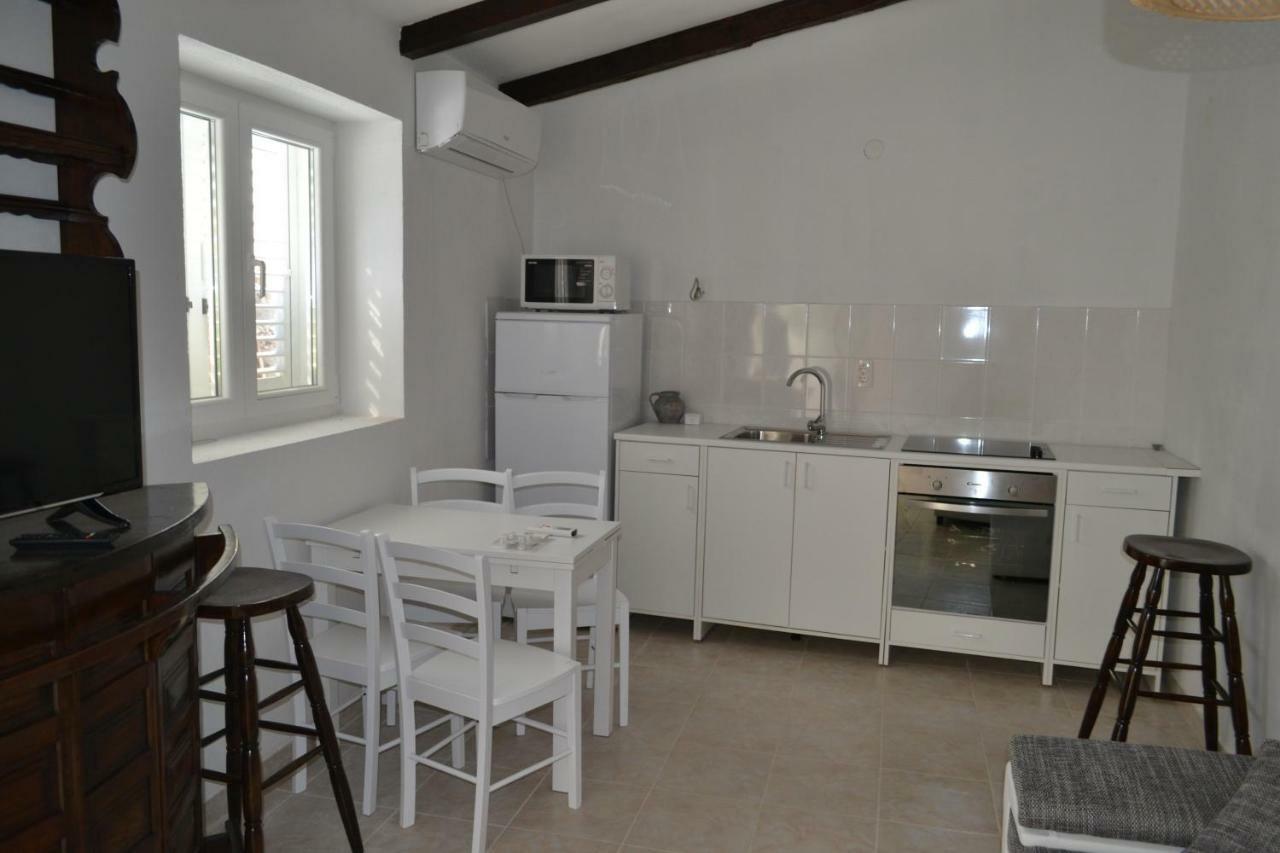 Apartments Martinis Βις Εξωτερικό φωτογραφία
