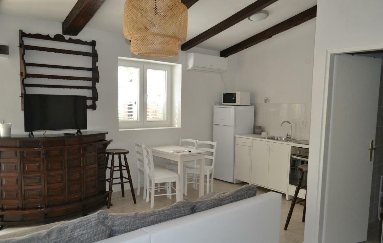 Apartments Martinis Βις Εξωτερικό φωτογραφία