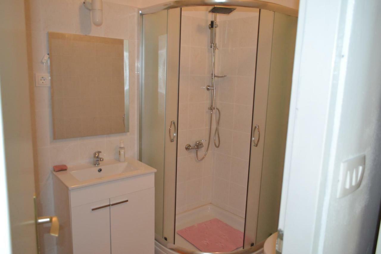 Apartments Martinis Βις Εξωτερικό φωτογραφία