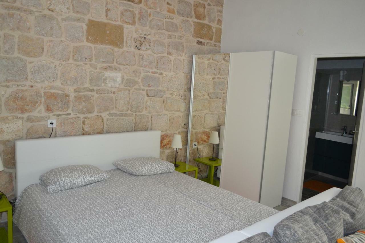 Apartments Martinis Βις Εξωτερικό φωτογραφία