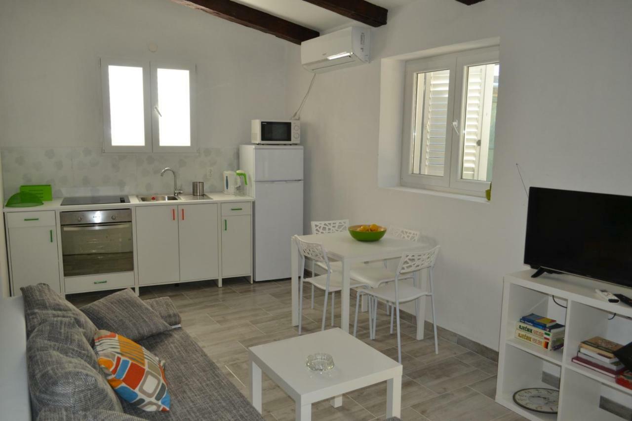 Apartments Martinis Βις Εξωτερικό φωτογραφία