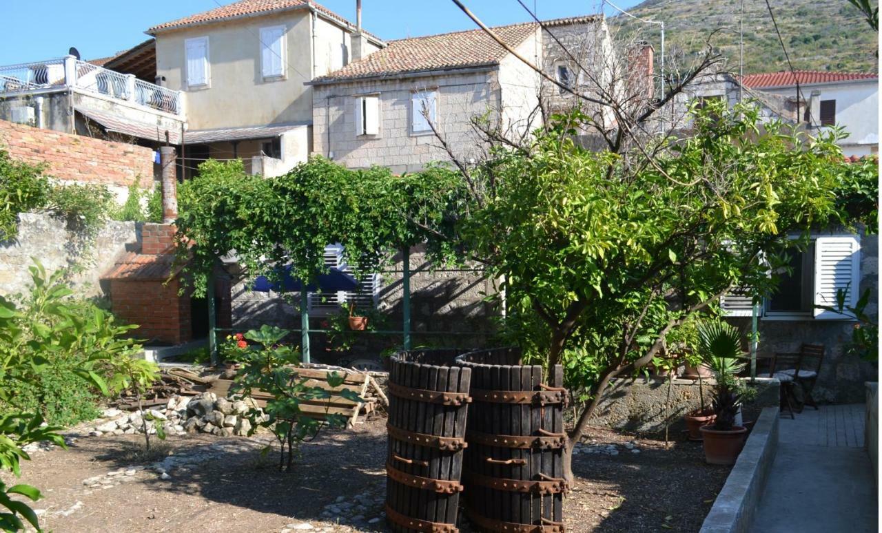 Apartments Martinis Βις Εξωτερικό φωτογραφία
