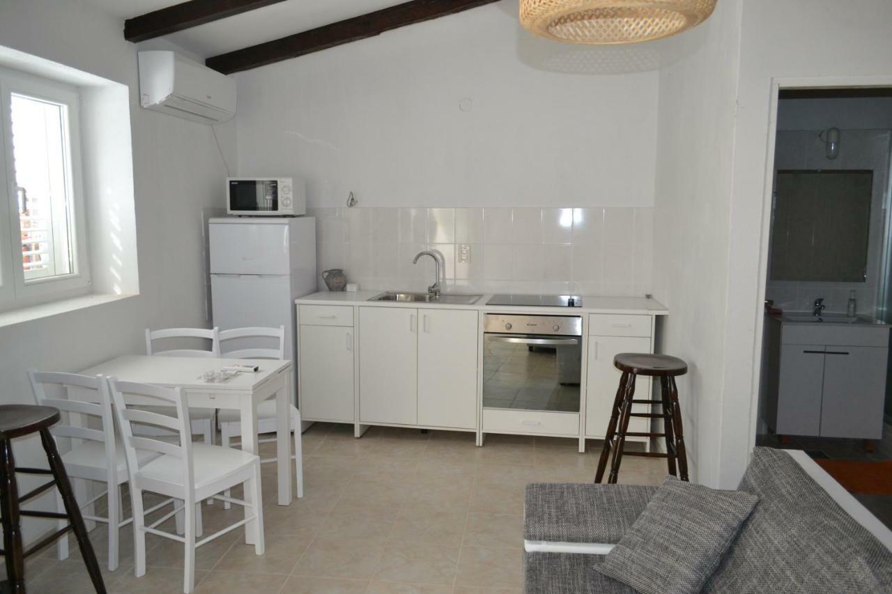 Apartments Martinis Βις Εξωτερικό φωτογραφία