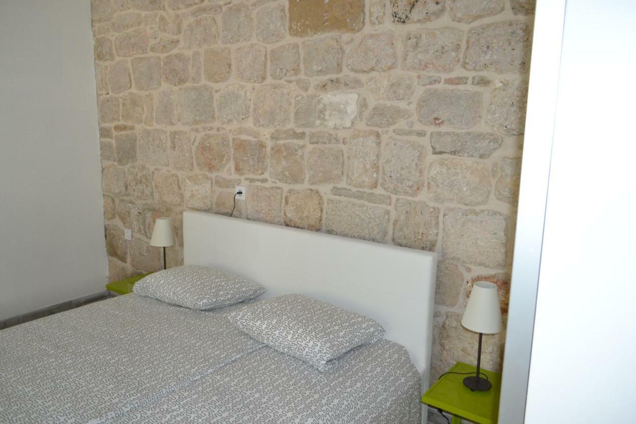 Apartments Martinis Βις Εξωτερικό φωτογραφία