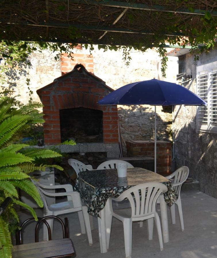 Apartments Martinis Βις Εξωτερικό φωτογραφία